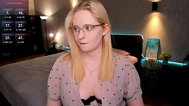 Aemilia  online show from 03-20-25, 08:42