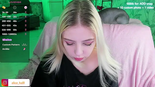 Snapshot of Alice_Halle chatting on 12-13-24, 08:26 Alice Halle online show from 12-13-24, 08:26