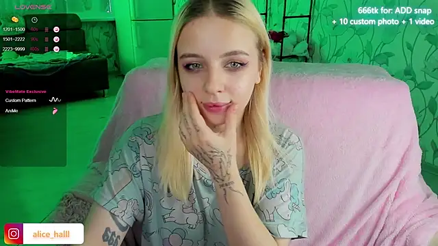 Snapshot of Alice_Halle chatting on 12-14-24, 04:45 Alice Halle online show from 12-14-24, 04:45