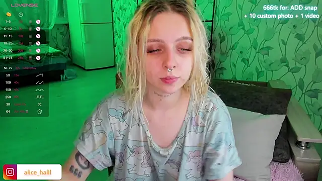 Snapshot of Alice_Halle chatting on 01-02-25, 05:18 Alice Halle online show from 01-02-25, 05:18