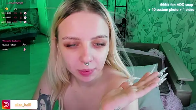 Snapshot of Alice_Halle chatting on 01-03-25, 11:55 Alice Halle online show from 01-03-25, 11:55