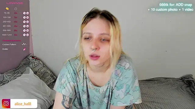 Snapshot of Alice_Halle chatting on 01-22-25, 07:57 Alice Halle online show from 01-22-25, 07:57