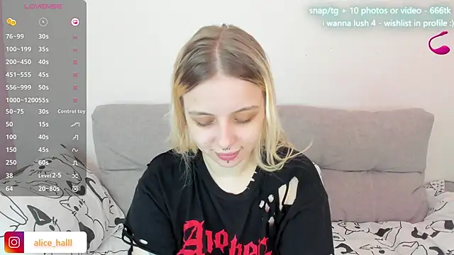 Snapshot of Alice_Halle chatting on 03-08-25, 08:44 Alice Halle online show from 03-08-25, 08:44