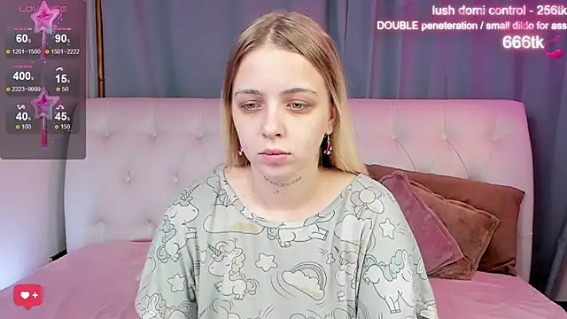 Snapshot of Alice_Halle chatting on 10-10-25, 01:37 Alice Halle online show from 10-10-25, 01:37