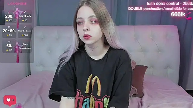 Snapshot of Alice_Halle chatting on 10-20-25, 02:45 Alice Halle online show from 10-20-25, 02:45