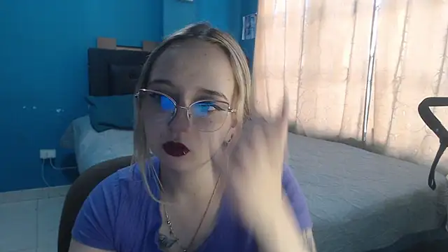 Liaroberts1 online show from 10-22-25, 11:54