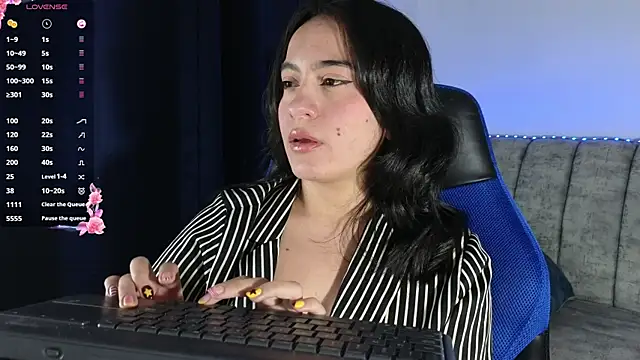 Snapshot of ZaraDames_ chatting on 06-11-26, 04:21 ZaraDames online show from 06-11-26, 04:21