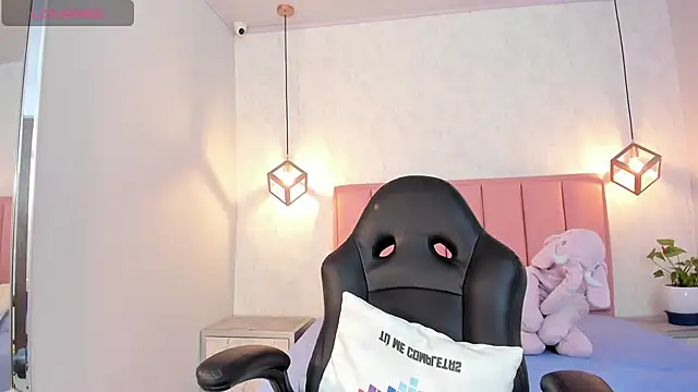 Snapshot of SUNNYCYRUS chatting on 02-12-25, 12:33 SUNNYCYRUS online show from 02-12-25, 12:33