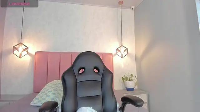 Snapshot of SUNNYCYRUS chatting on 10-17-25, 12:30 SUNNYCYRUS online show from 10-17-25, 12:30