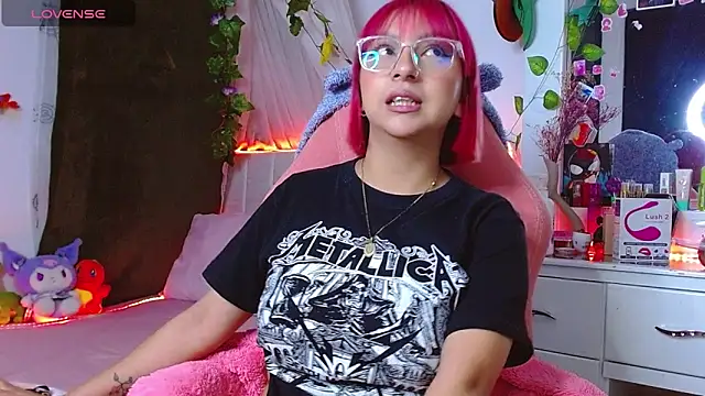 Snapshot of Littlerouse_ chatting on 11-15-25, 01:47 Littlerouse online show from 11-15-25, 01:47