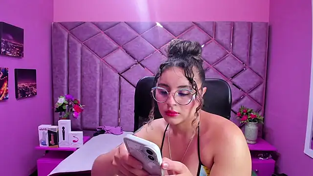 Snapshot of celeste_blue69 chatting on 09-20-25, 03:40 celeste blue69 online show from 09-20-25, 03:40