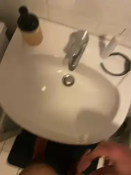 Snapshot of Banana_Boy chatting on 12-19-24, 05:18 Banana Boy online show from 12-19-24, 05:18