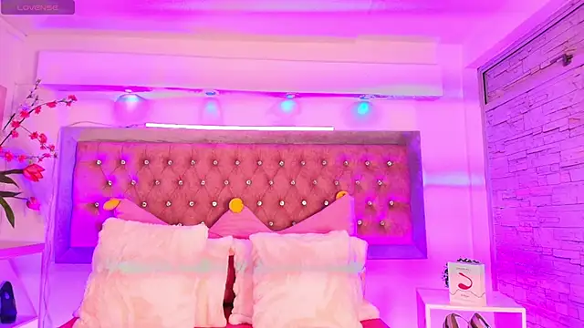 Snapshot of Tayzon_Foxxx chatting on 10-10-25, 01:21 Tayzon Foxxx online show from 10-10-25, 01:21