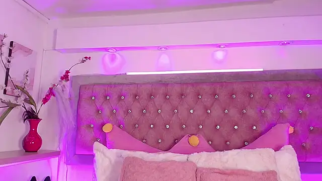 Snapshot of Tayzon_Foxxx chatting on 11-25-25, 12:49 Tayzon Foxxx online show from 11-25-25, 12:49