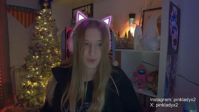 Snapshot of Pinkyladyxxx chatting on 11-22-25, 12:20 Pinkyladyxxx online show from 11-22-25, 12:20