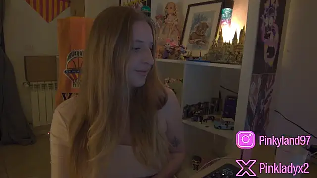 Snapshot of Pinkyladyxxx chatting on 04-25-26, 09:23 Pinkyladyxxx online show from 04-25-26, 09:23