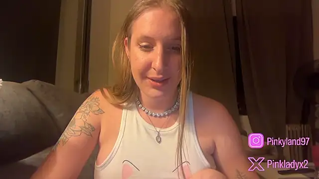 Snapshot of Pinkyladyxxx chatting on 05-15-26, 11:34 Pinkyladyxxx online show from 05-15-26, 11:34