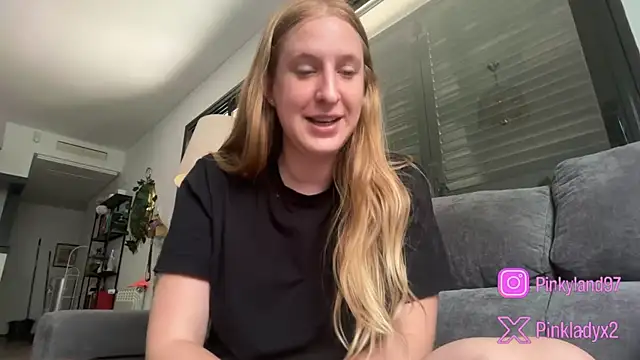 Snapshot of Pinkyladyxxx chatting on 06-11-26, 12:03 Pinkyladyxxx online show from 06-11-26, 12:03
