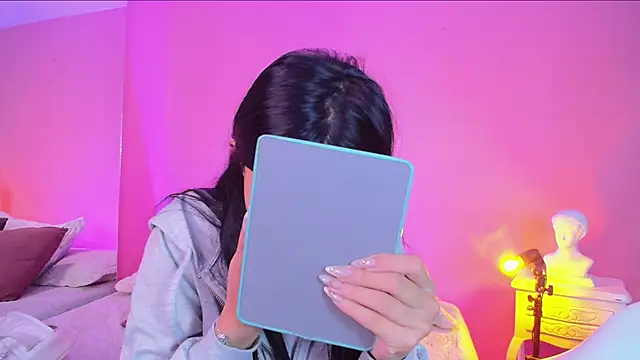 Snapshot of Nicolette_ks_ chatting on 12-28-24, 01:17 Nicolette ks online show from 12-28-24, 01:17