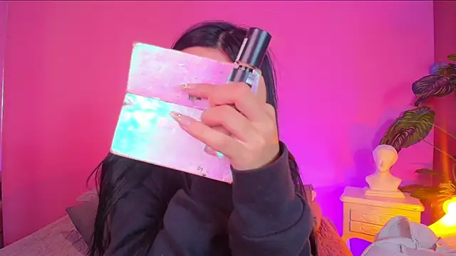 Snapshot of Nicolette_ks_ chatting on 01-03-25, 01:03 Nicolette ks online show from 01-03-25, 01:03