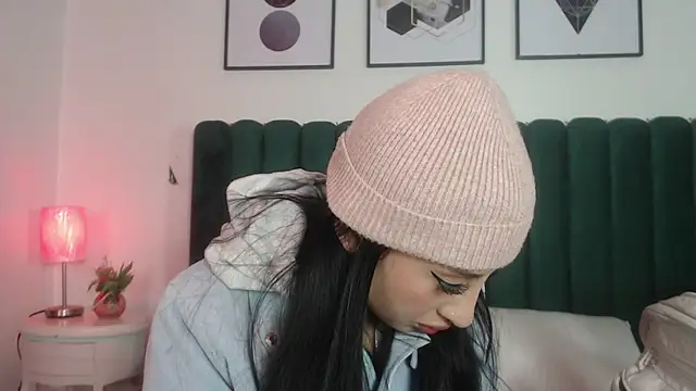 Snapshot of Nicolette_ks_ chatting on 10-31-25, 03:40 Nicolette ks online show from 10-31-25, 03:40