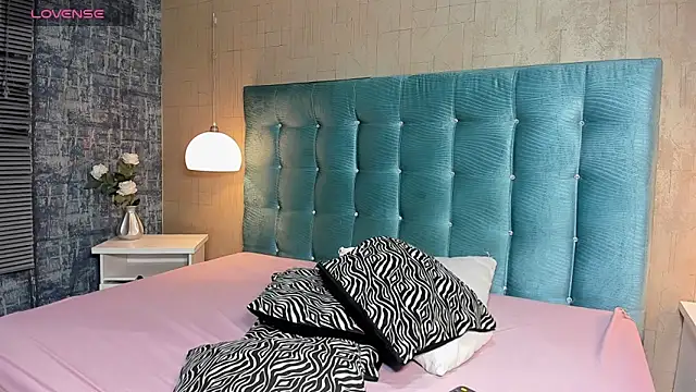 Paola  23 online show from 11-28-25, 08:22