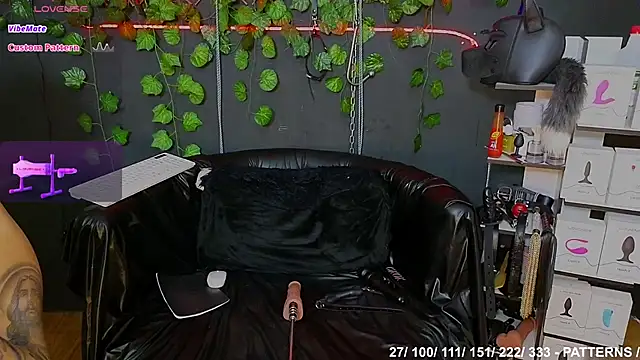 Snapshot of Sweett_Mollyy chatting on 09-24-25, 02:48 Sweett Mollyy online show from 09-24-25, 02:48