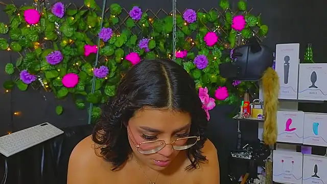 Snapshot of Sweett_Mollyy chatting on 07-23-26, 09:35 Sweett Mollyy online show from 07-23-26, 09:35