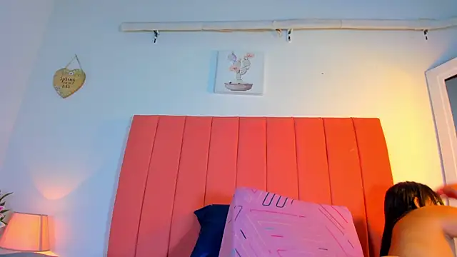 Snapshot of valen_rose0 chatting on 10-07-25, 12:13 valen rose0 online show from 10-07-25, 12:13