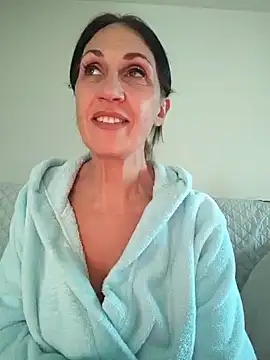 Snapshot of JasmineNoir2 chatting on 12-12-24, 01:39 JasmineNoir2 online show from 12-12-24, 01:39