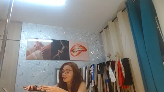 Snapshot of Samantabrown_ chatting on 06-16-26, 11:02 Samantabrown online show from 06-16-26, 11:02