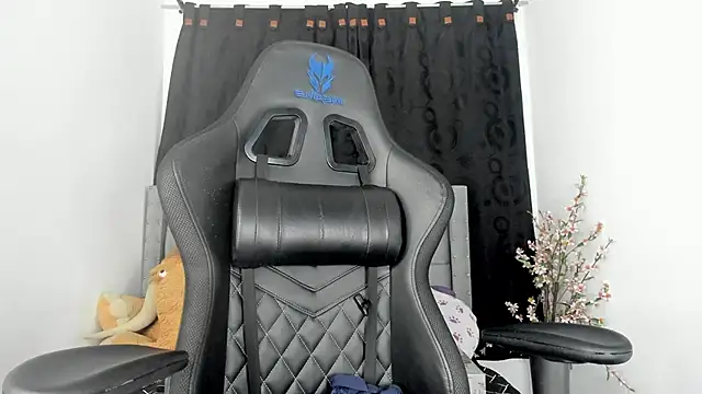 Snapshot of Lau_Beauty chatting on 03-19-25, 10:11 Lau Beauty online show from 03-19-25, 10:11