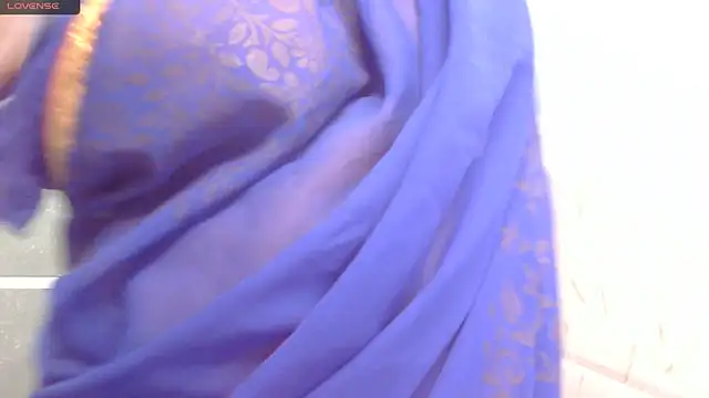 Snapshot of Gulaboo_bhabi chatting on 10-28-25, 09:35 Gulaboo bhabi online show from 10-28-25, 09:35