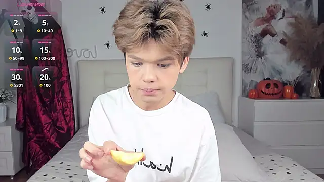 Snapshot of Felix_Rey chatting on 10-30-25, 10:21 Felix Rey online show from 10-30-25, 10:21