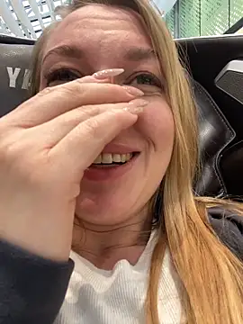 Snapshot of Sweet___Emily chatting on 10-04-25, 01:20 Sweet Emily online show from 10-04-25, 01:20