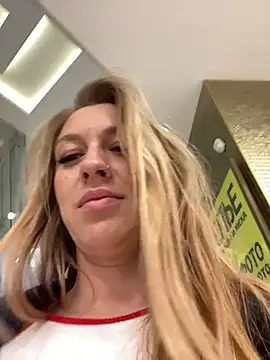 Snapshot of Sweet___Emily chatting on 10-14-25, 01:45 Sweet Emily online show from 10-14-25, 01:45