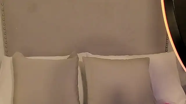 Emily robertss online show from 11-10-25, 03:05