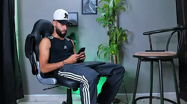 Snapshot of Damian_022 chatting on 12-04-24, 02:26 Damian 022 online show from 12-04-24, 02:26