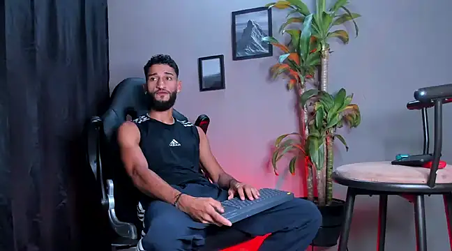 Snapshot of Damian_022 chatting on 12-19-24, 02:13 Damian 022 online show from 12-19-24, 02:13