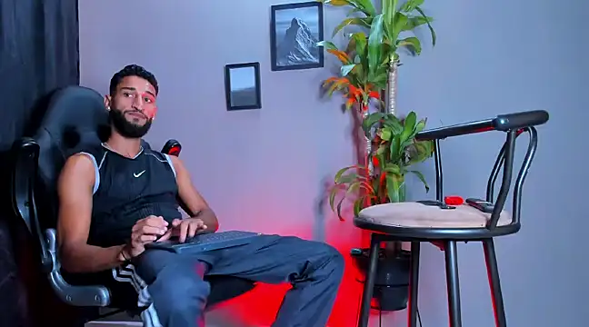 Snapshot of Damian_022 chatting on 12-20-24, 03:42 Damian 022 online show from 12-20-24, 03:42