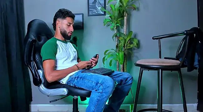 Snapshot of Damian_022 chatting on 12-27-24, 04:26 Damian 022 online show from 12-27-24, 04:26