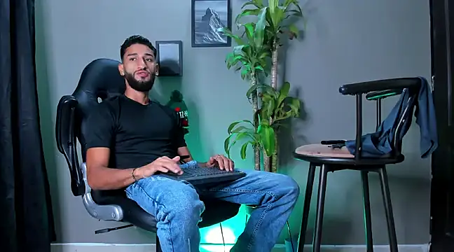 Snapshot of Damian_022 chatting on 12-28-24, 10:23 Damian 022 online show from 12-28-24, 10:23