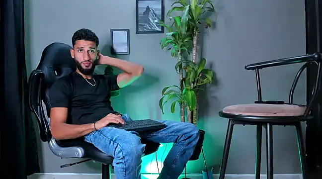 Snapshot of Damian_022 chatting on 12-29-24, 01:24 Damian 022 online show from 12-29-24, 01:24