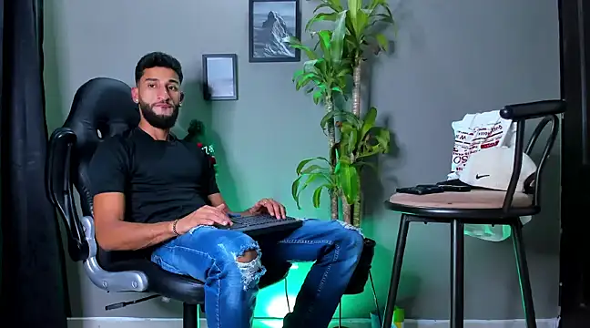 Snapshot of Damian_022 chatting on 12-30-24, 02:09 Damian 022 online show from 12-30-24, 02:09