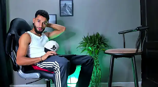 Snapshot of Damian_022 chatting on 01-04-25, 04:01 Damian 022 online show from 01-04-25, 04:01