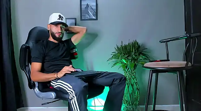 Snapshot of Damian_022 chatting on 01-04-25, 03:07 Damian 022 online show from 01-04-25, 03:07