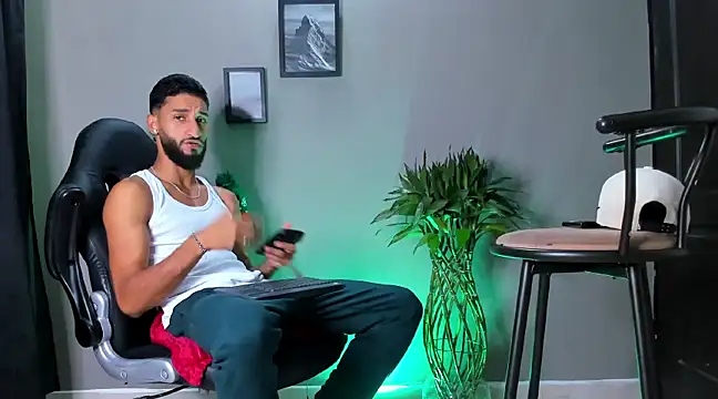 Snapshot of Damian_022 chatting on 01-05-25, 07:07 Damian 022 online show from 01-05-25, 07:07