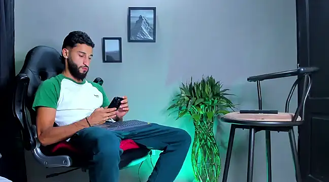 Snapshot of Damian_022 chatting on 01-08-25, 01:00 Damian 022 online show from 01-08-25, 01:00