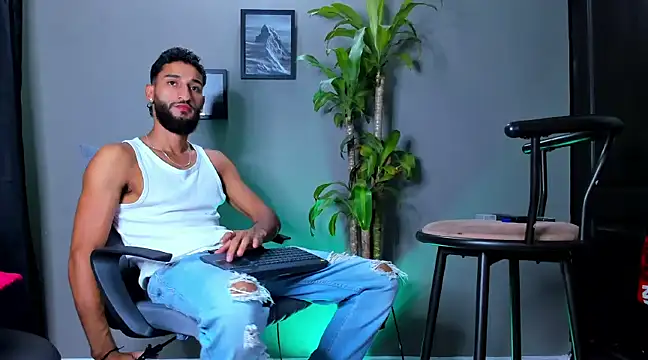 Snapshot of Damian_022 chatting on 01-08-25, 10:37 Damian 022 online show from 01-08-25, 10:37