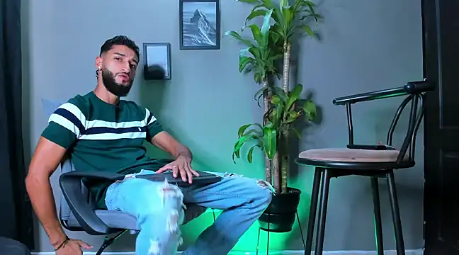 Snapshot of Damian_022 chatting on 01-10-25, 04:51 Damian 022 online show from 01-10-25, 04:51